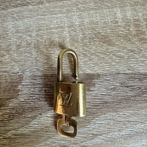 LV Lock and Key 304 - Picture 5 of 6